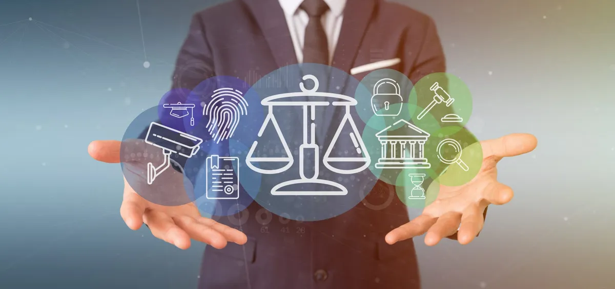 Iconos de justicia y proteccion de datos sobre las manos de un profesional