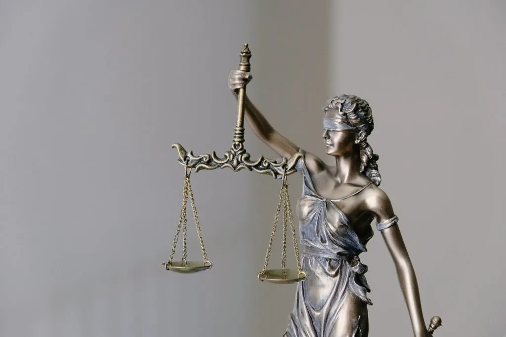Estatua de la justicia sosteniendo una balanza